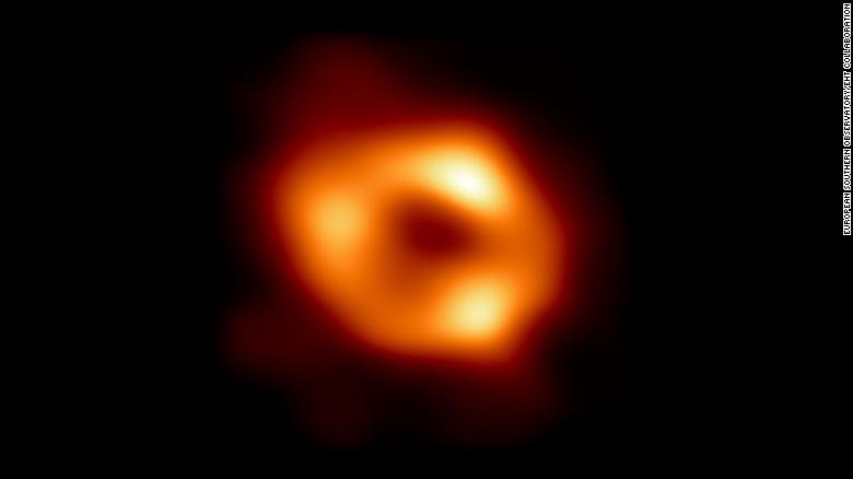 Lần đầu tiên quan sát được hình ảnh hố đen siêu nặng ở trung tâm Dải Ngân hà